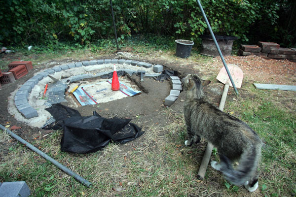 Gemauerte "Feuerschale" mit Kiesel und Abgrenzung | Grillforum und BBQ